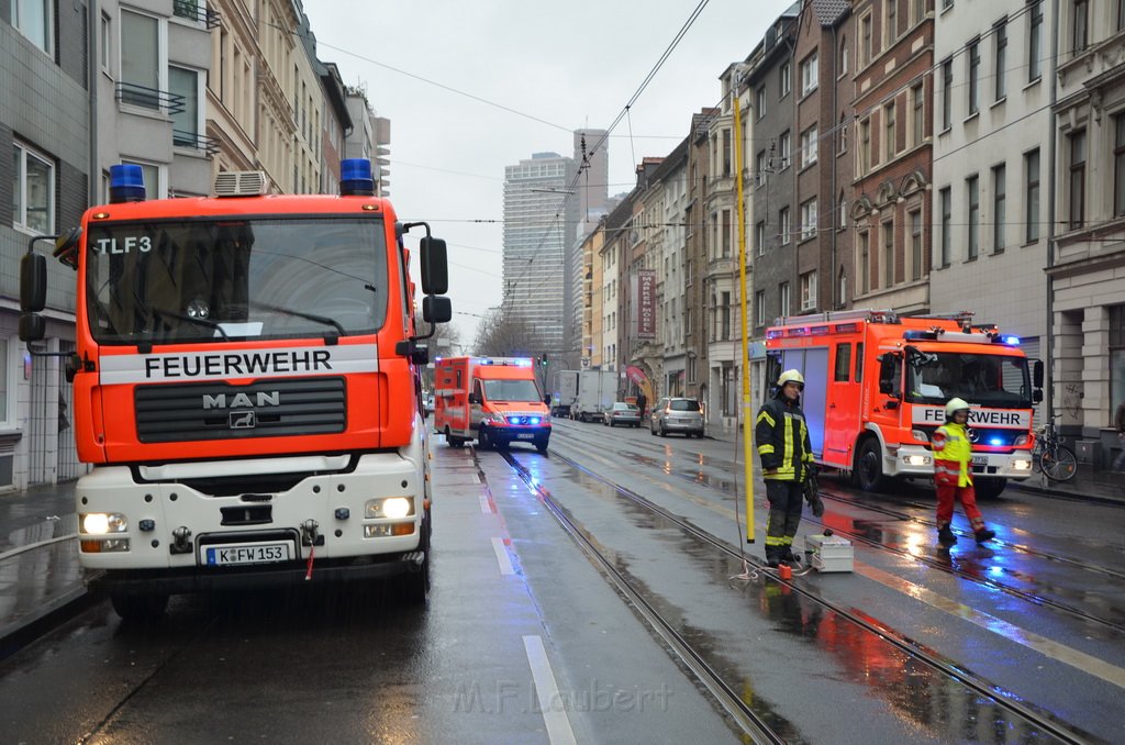 LKW blieb an der KVB Leitung haengen und fing Feuer Koeln Luxemburgerstr P023.JPG